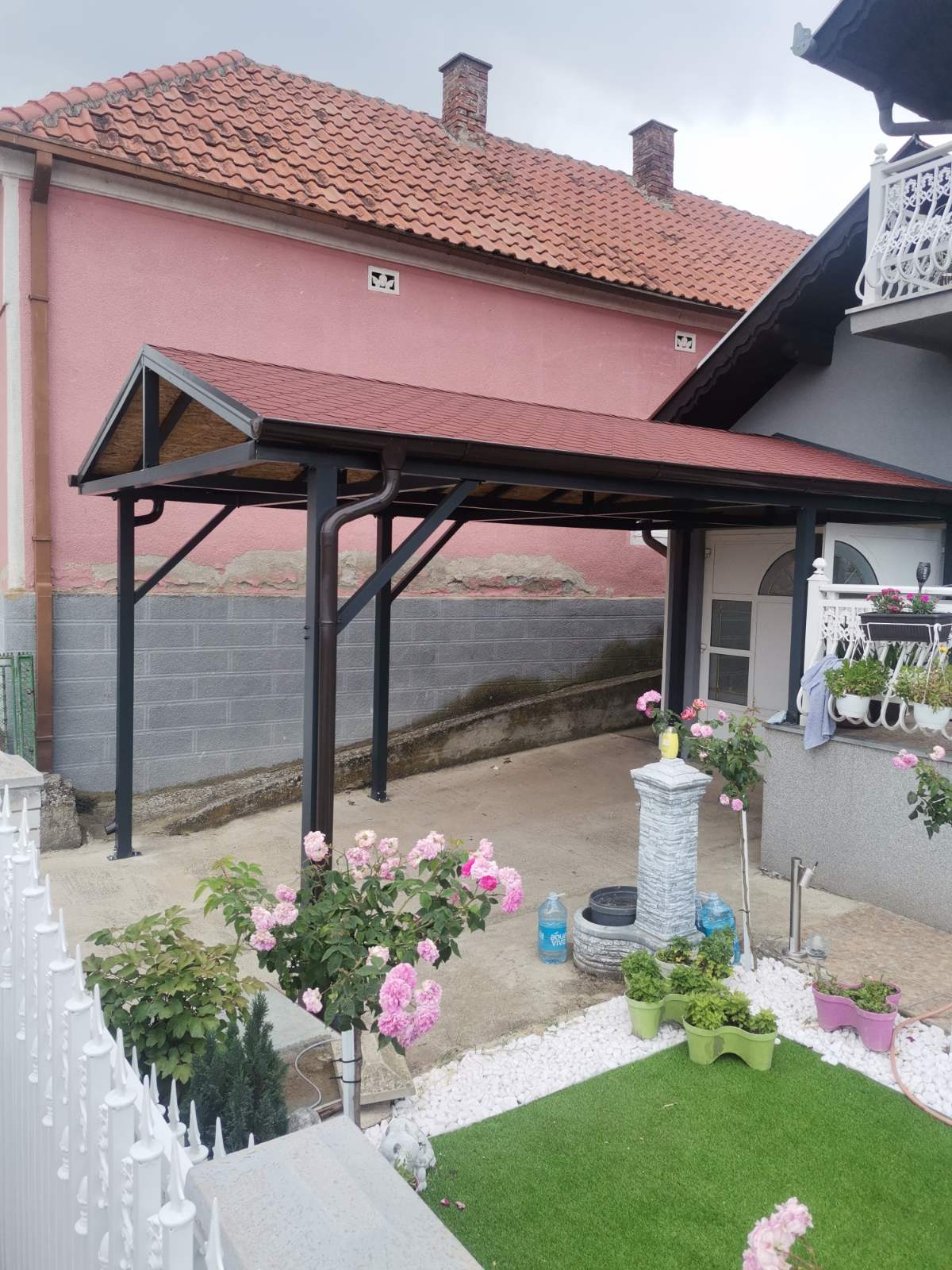 Nadstrešnica 2